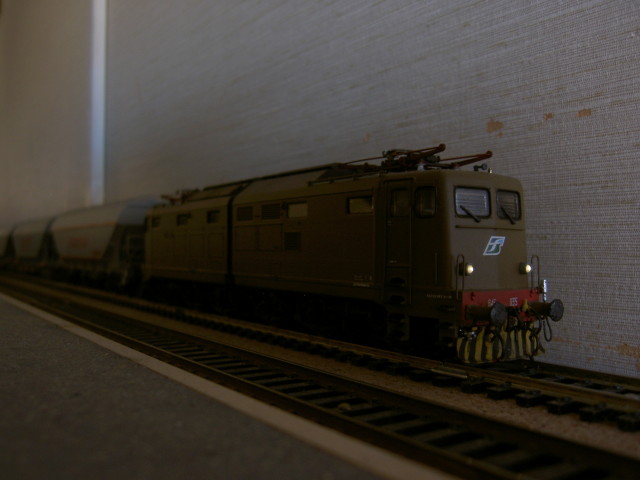 La E 645 035 attende la partenza alla testa di un treno di cereali per Sella sul plastico Ventimiglia Repubblica - Agosto 2009