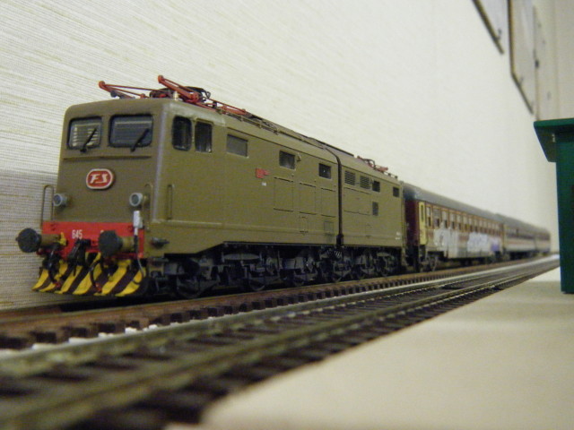 La E 645 047 in sosta nella piccola stazione di Sella
